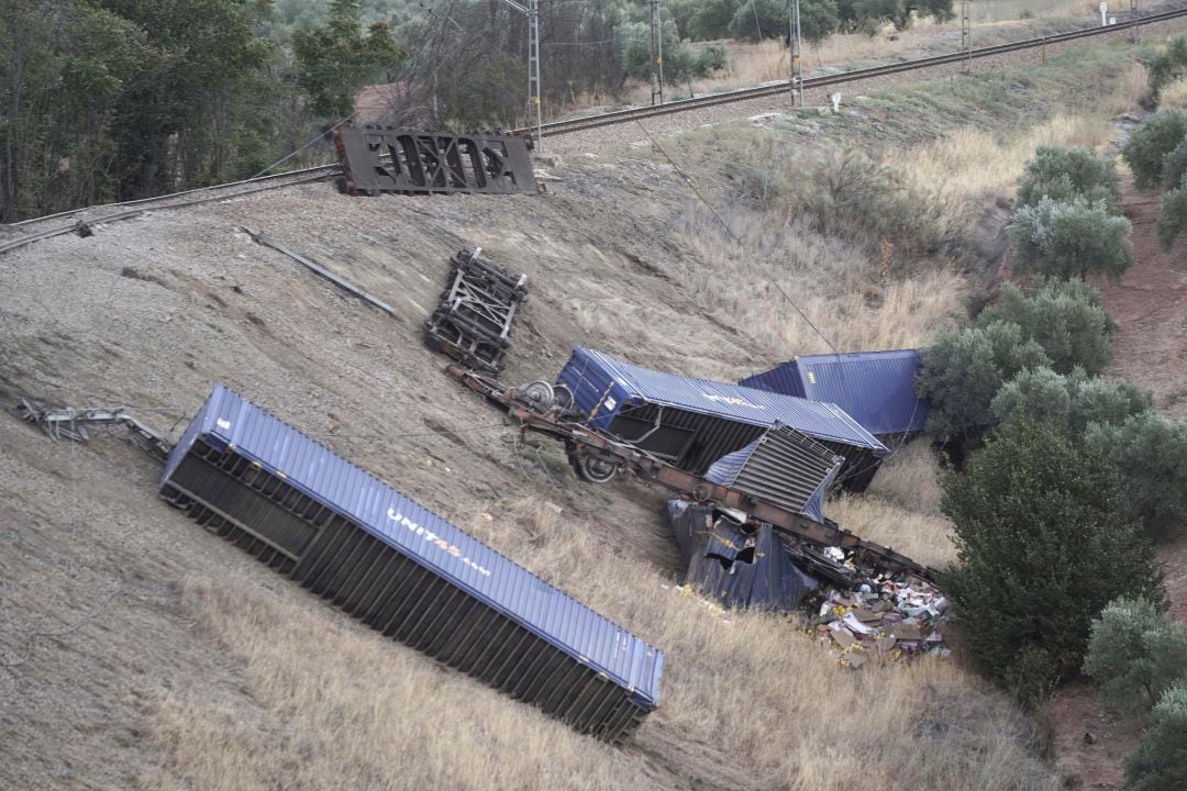 Vagones en la vía férrea entre Montoro y Villa del Río tras el descarrilamiento de un tren de mercancías