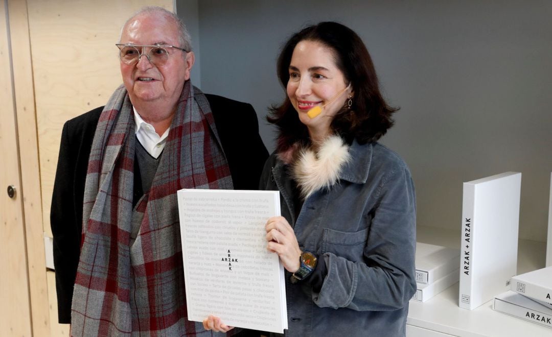 Juan Mari Arzak junto a Elena Arzak en la presentación de su nuevo libro.