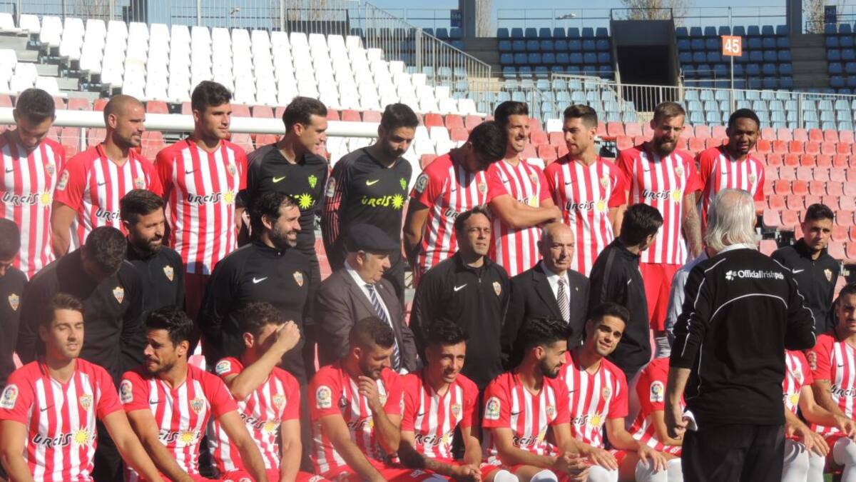 Caras de ilusión y compromiso en la foto oficial del Almería