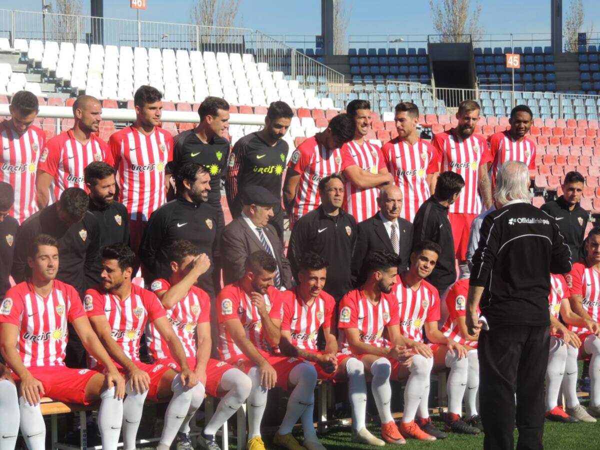 Caras de ilusión y compromiso en la foto oficial del Almería