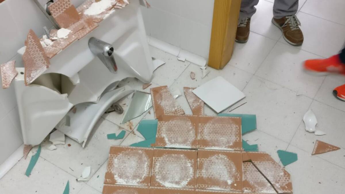 Herida una niña en Lorca al desprenderse parte de la pared de un baño en el colegio Sagrado Corazón