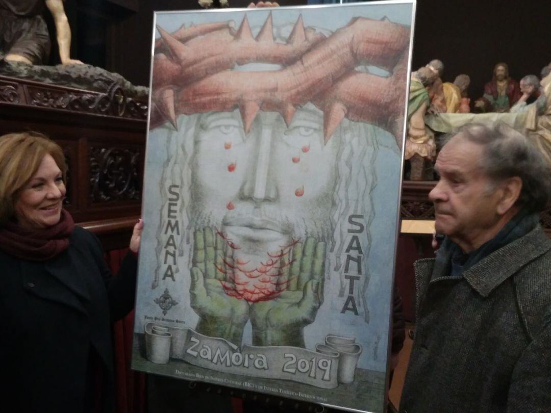 La Presidenta de la Junta Pro Semana Santa de Zamora, Isabel García, junto al autor del cartel, Higinio Vázquez.