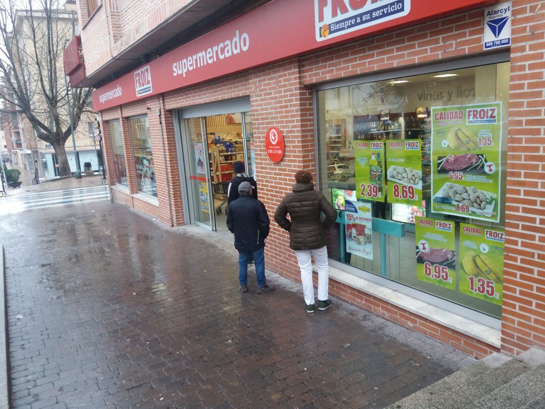 Vecinos de Cuéllar esperan a la puerta de un supermercado guardando la distancia de seguridad y los empleados controlan el aforo en el interior