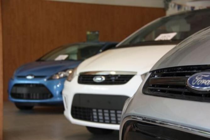 Un concessionari amb vehicles nous a punt per matricular.