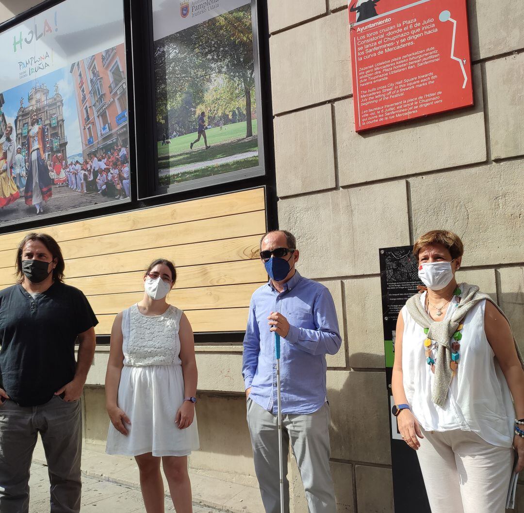 La concejala delegada de Gobierno Estratégico, Comercio y Turismo, Ana Elizalde, junto con miembros de ANFAS, Fundación Ideas y Asociación Eunate