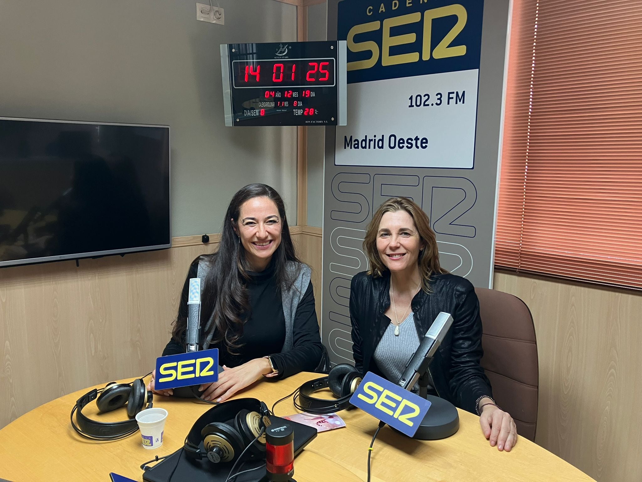 De izquierda a derecha, Estefanía, profesora de canto la Escuela Municipal de Música y Danza, y la directora, Inés.