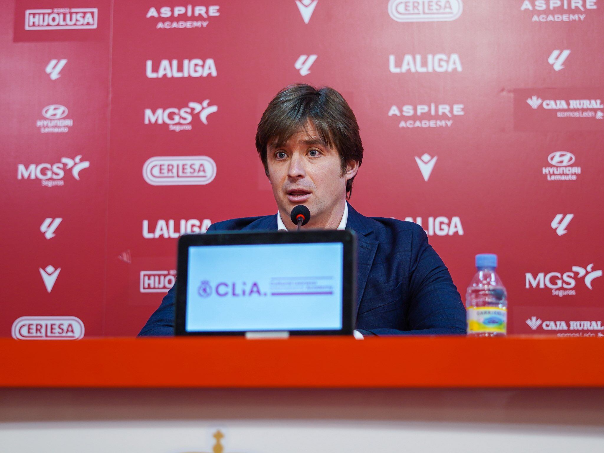 Manzanera trató de explicarse ante los medios.