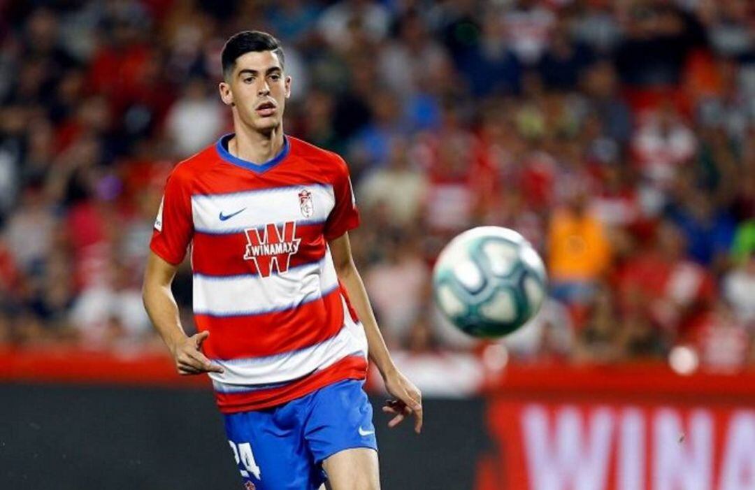 Carlos Fernández durante un partido con el Granada la pasada temporada