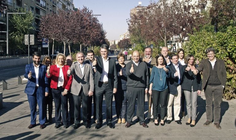 Los miembros de las candidaturas al Congreso y al Senado del PP de Granada para las elecciones del 20-D, durante el acto de presentación celebrado en Avenida de la Constitución.