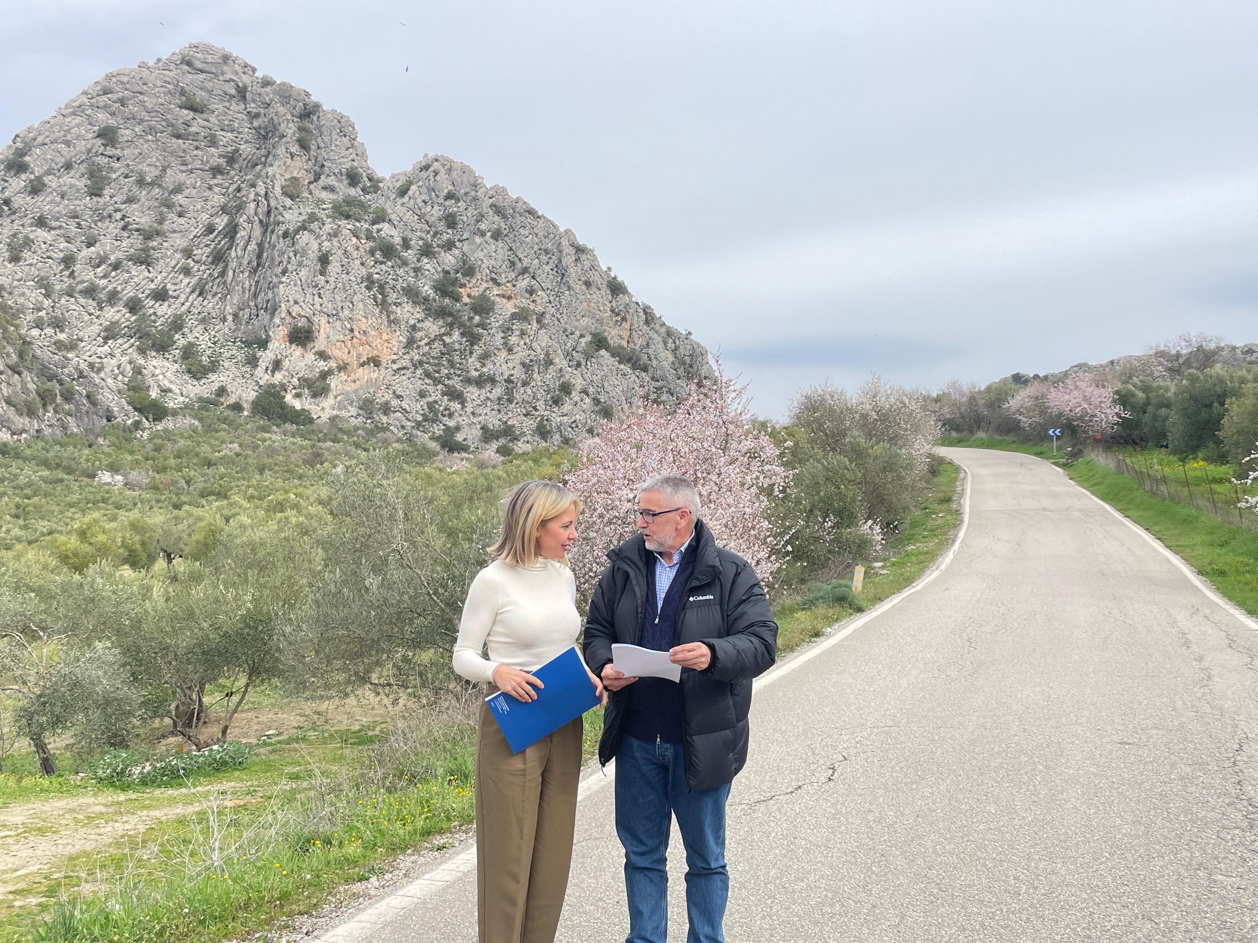 La diputada de Fomento e Infraestructuras, Nieves Atencia junto al alcalde de Montejaque, Diego Sánchez