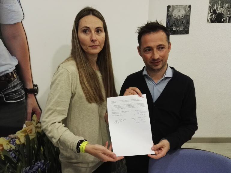 Cristina Martínez y Fernando Durà con el escrito presentado en el Ayuntamiento
