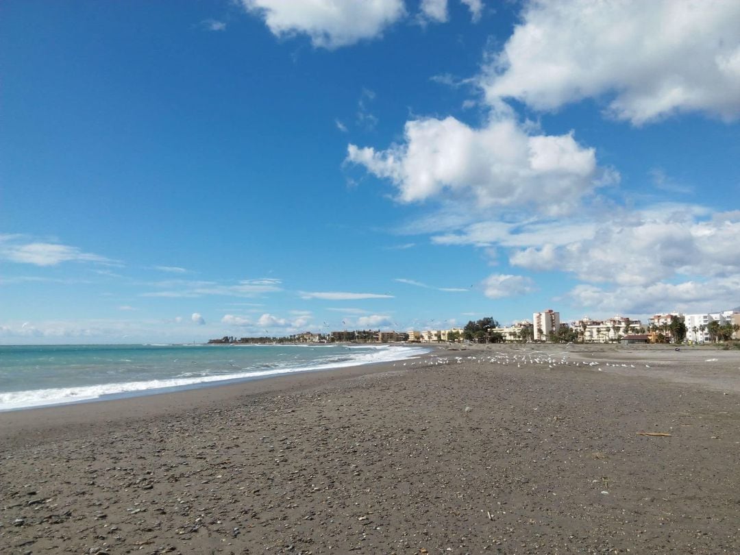 Imagen desierta de la playa de Motril en estos días de confinamiento