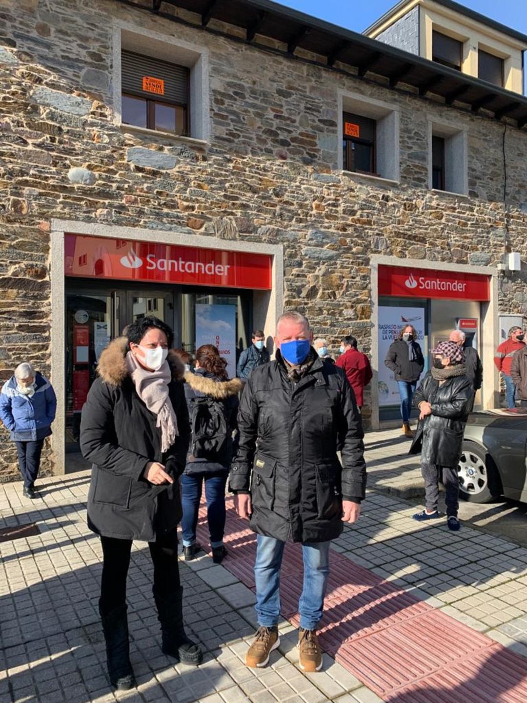 El concejal de Cubillos del PP, Pedro Jorge Fuertes, estuvo acompañado de otros representantes del PP como el alcalde de Puente de Domingo Flórez, Julio Arias, o la concejala del PP en Ponferrada, Rosa Luna.