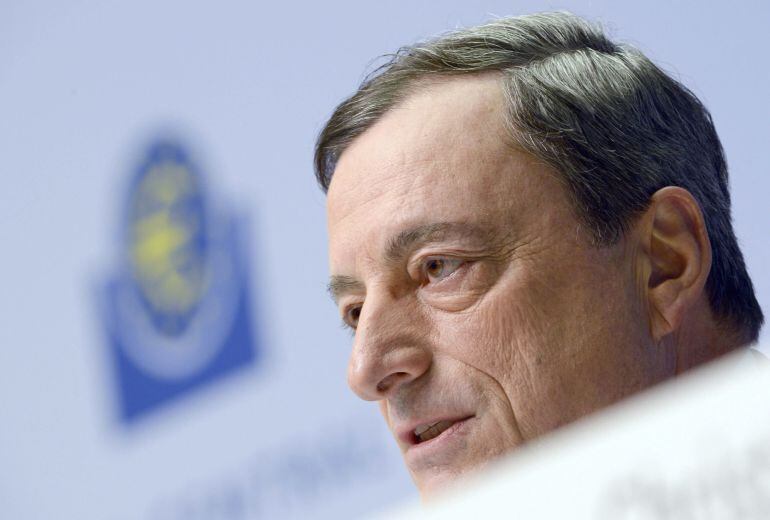 ADE021 FRÁNCFORT (ALEMANIA), 22/01/2015.- El presidente del Banco Central Europeo (BCE), Mario Draghi, durante una rueda de prensa celebrada en Fráncfort, Alemania, hoy, 22 de enero de 2015. Dragui anunció hoy un programa de compra de deuda pública y priv