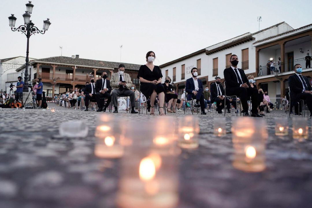  La presidenta de la Comunidad de Madrid, Isabel Díaz Ayuso, junto al alcalde de Valdemoro, Sergio Parra, durante el homenaje a las víctimas de la COVID-19 y al personal de los servicios esenciales que han trabajado durante el estado de alarma, que se ha celebrado en la Plaza de la Constitución de Valdemoro.