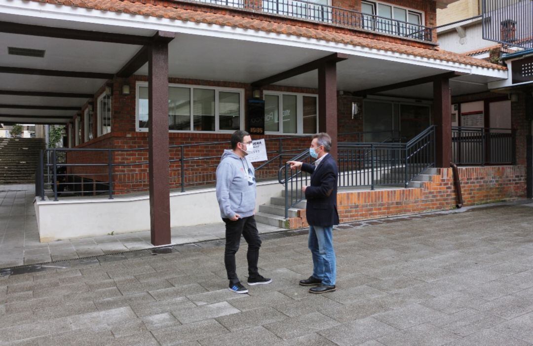 El portavoz jeltzale Xabier Iridoy y el concejal Lander Ugartemendia, en el exterior del Espacio Social de Luis Mariano