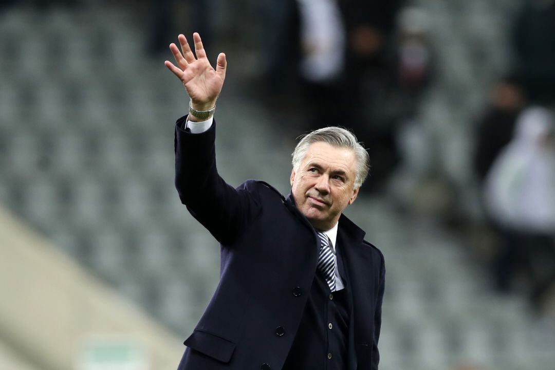 Carlo Ancelotti saluda a los aficionados.