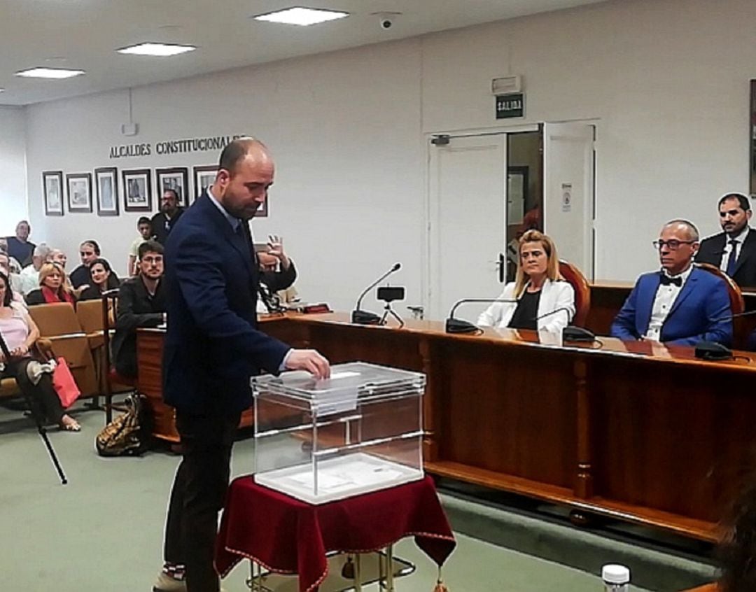 Vicente Holgueras, concejal de VOX en el ayuntamiento Aranda, vota en el pleno de investidura