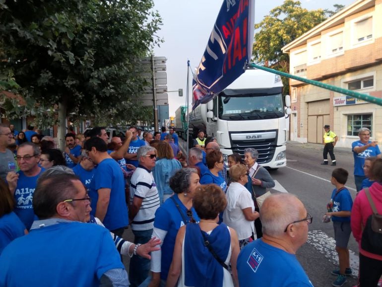 La asamblea congregó a medio millar de manifestantes en apoyo a la Autivía A-11.