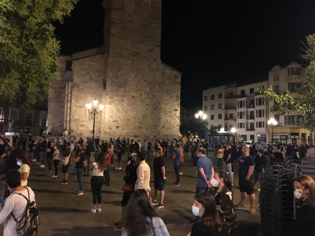 La Plaza Mayor durante la protesta convocada por AZEHOS 