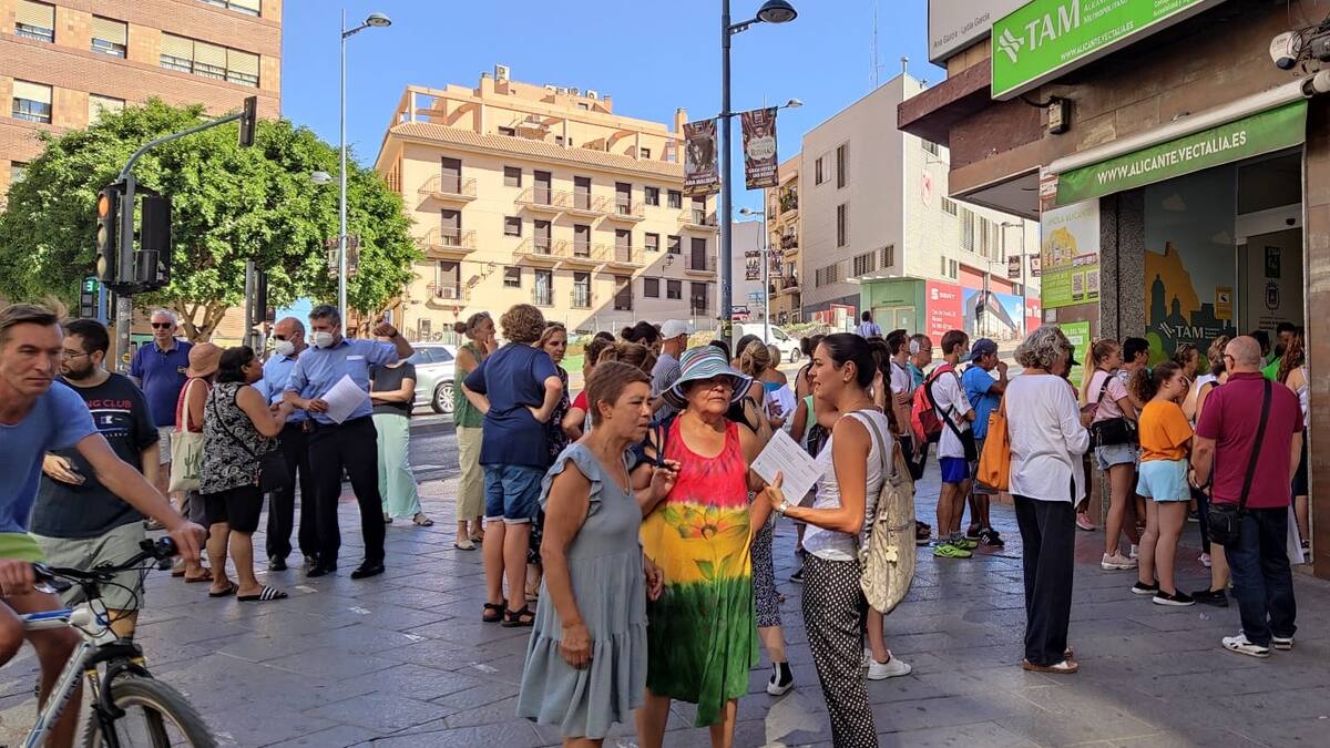 Alicante recupera la normalidad tras solucionarse el problema con los bonos de transporte