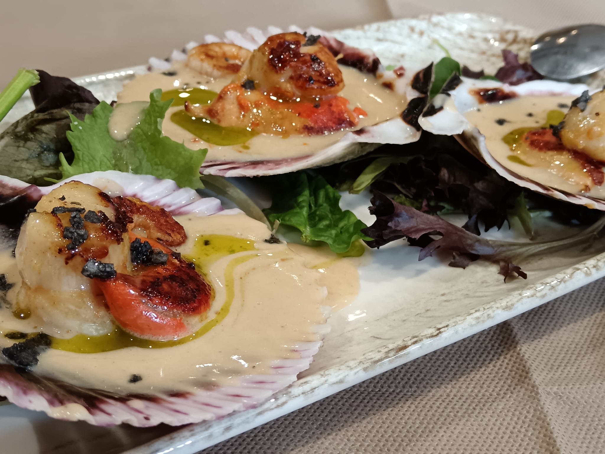 Zamburiñas con crema de gambas al ajillo