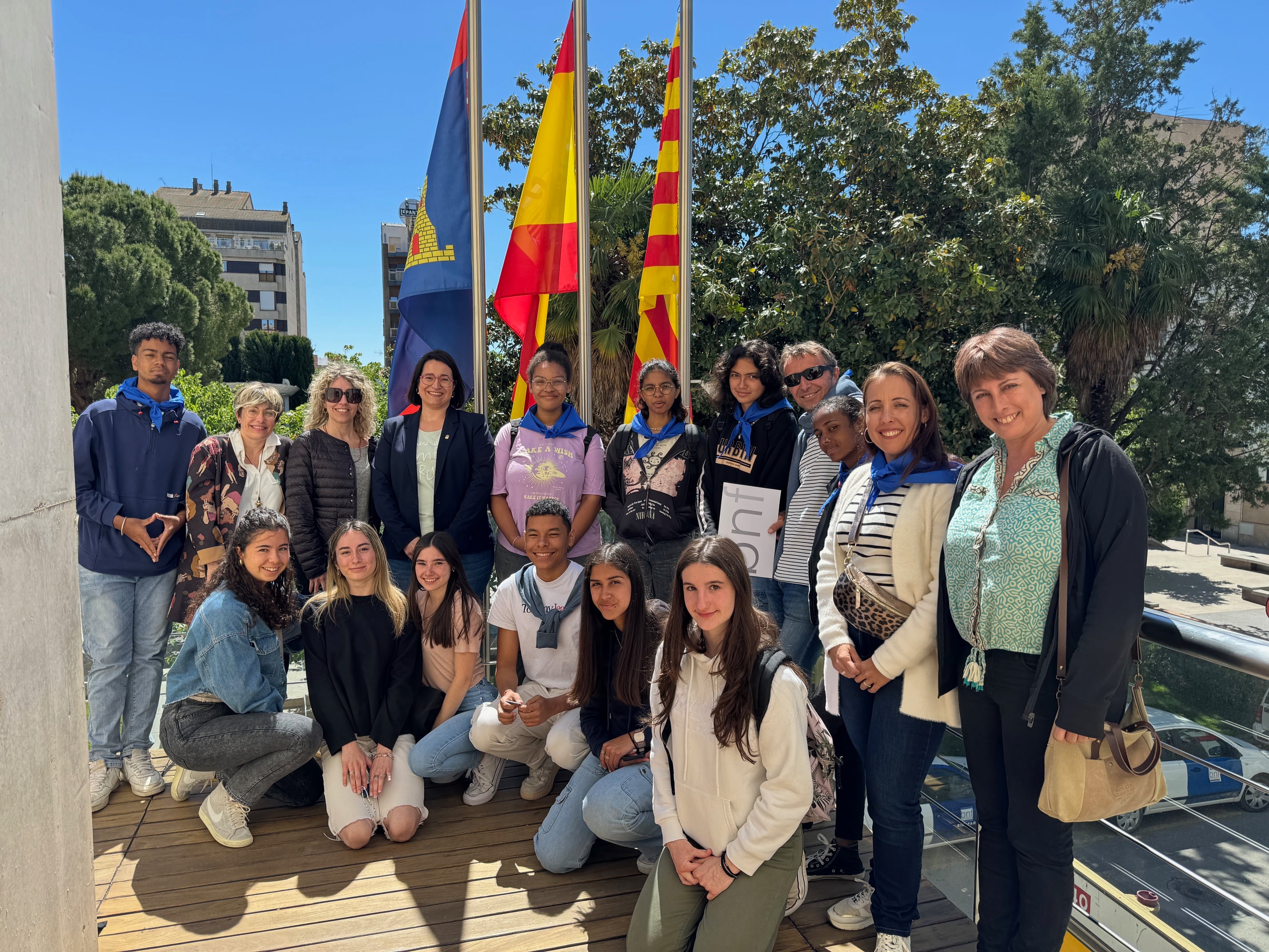 Los alumnos de Islas Reunión con alcaldesa de Binéfar, Patricia Rivera. Foto: Ayuntamiento de Binéfar