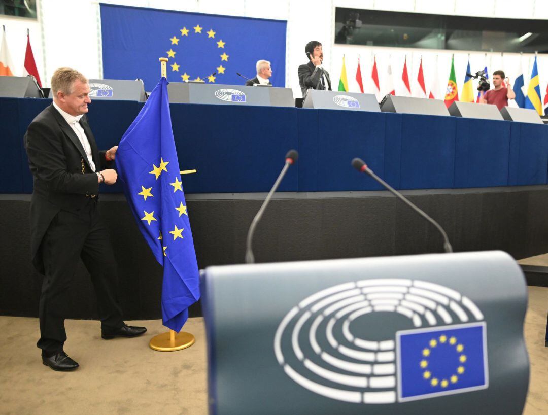 Un empleado coloca la bandera europea en sede del Parlamento Europeo para la elección del presidente de la institución, este lunes en Estrasburgo, Francia.