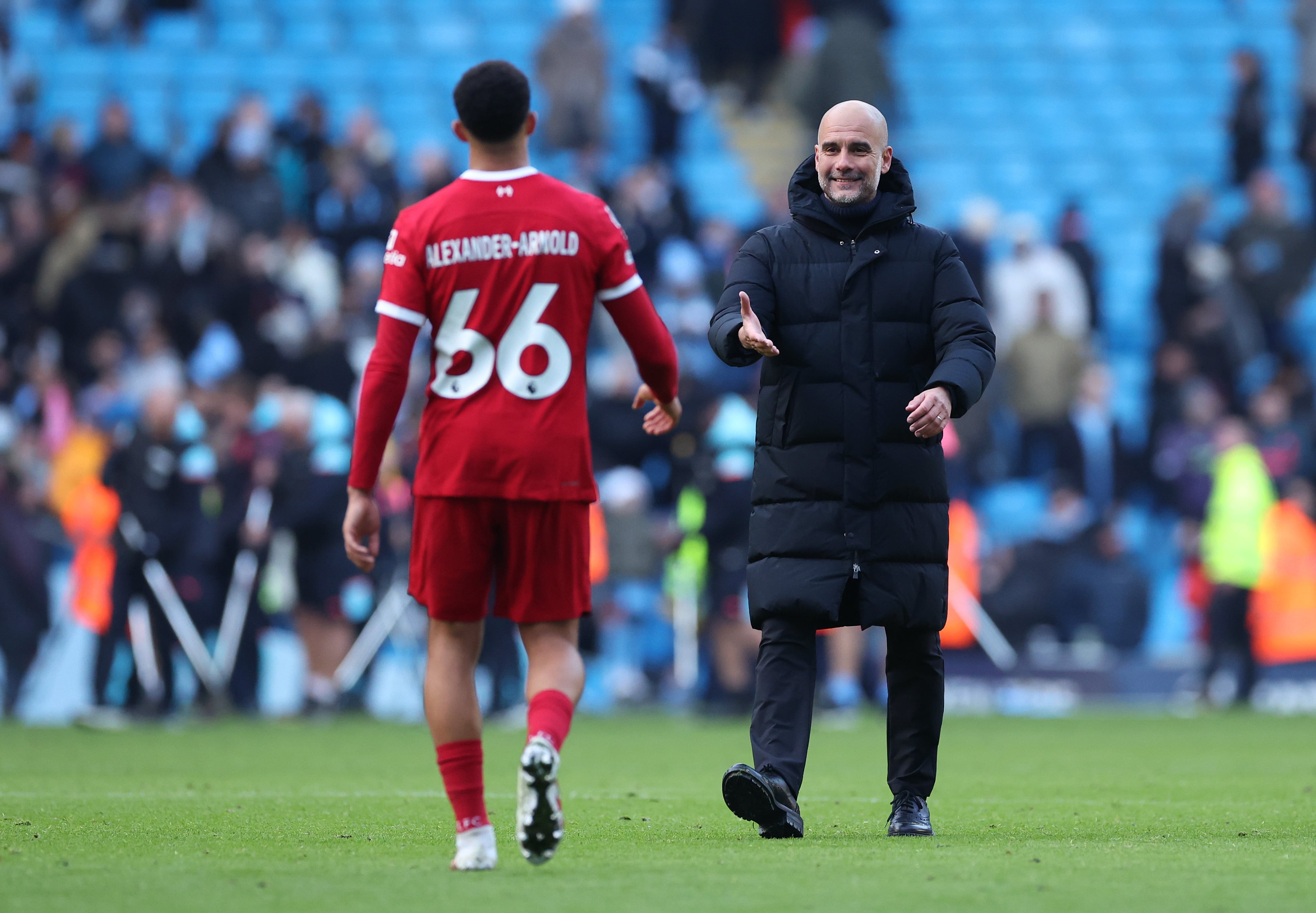 Arnold saluda a Guardiola tras el empate.