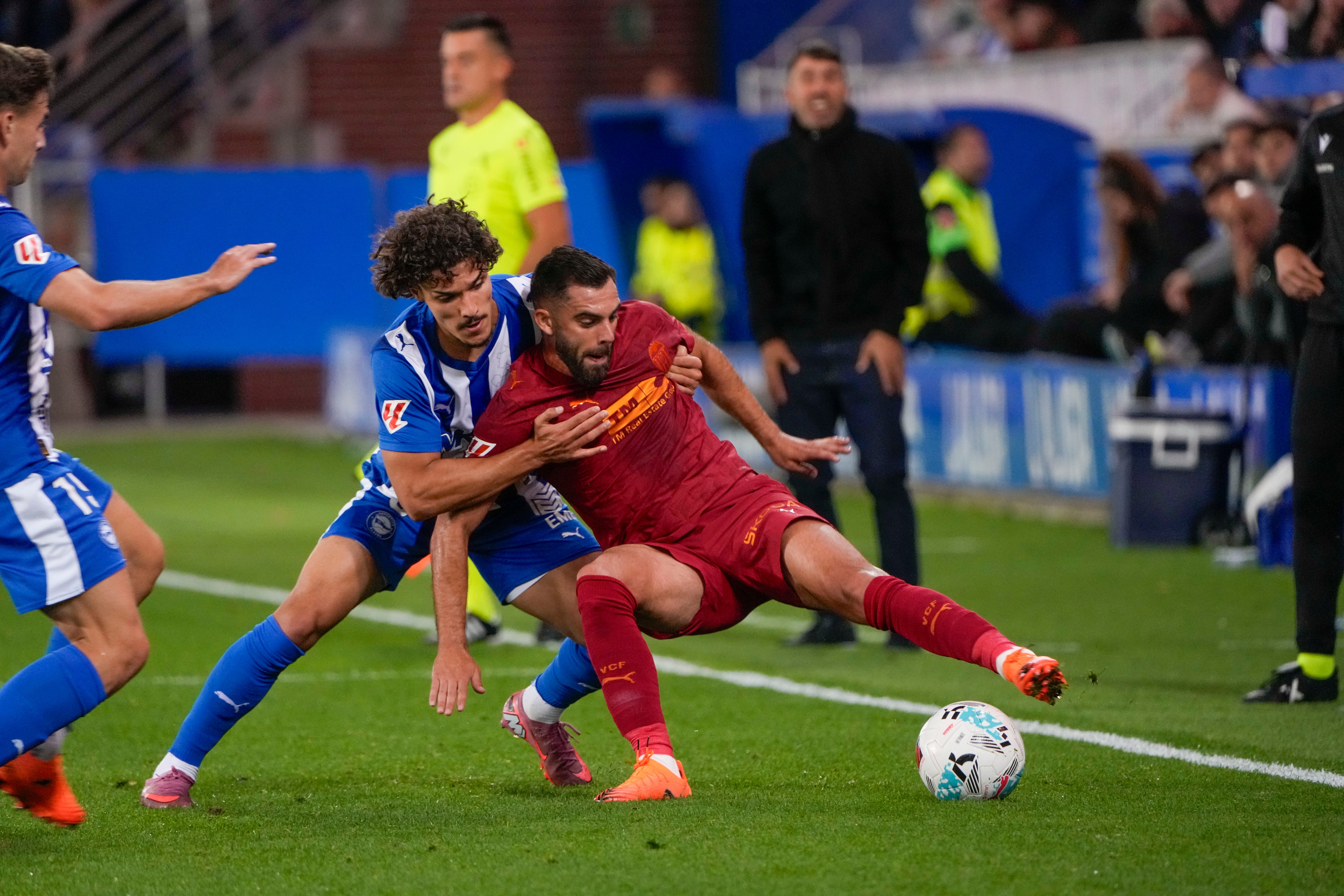 VITORIA, 20/10/2025.- El centrocampista del Valencia Luis Rioja (d) protege un balón ante Youssef Enríquez, del Alavés, durante el partido de LaLiga de fútbol que Deportivo Alavés y Valencia CF disputan este lunes en el estadio de Mendizorrotza, en Vitoria. EFE/Adrián Ruiz Hierro
