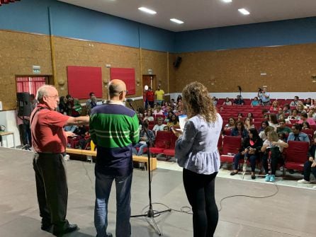 Momento en el que el concejal-Presidente de la EMDI Jódar, se dirige a familiares, alumnas y alumnos