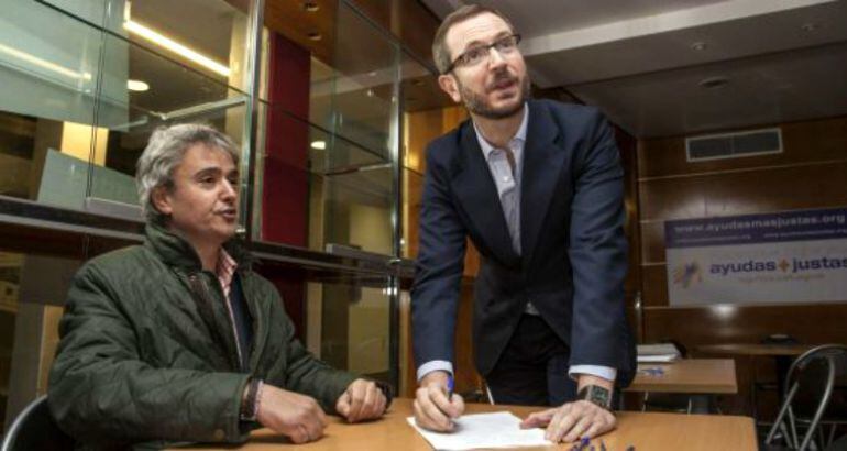 Patxi Gómez, acompañado por el alcalde de Vitoria, Javier Maroto, en la oficina de &#039;Ayudas ás Justas&#039;