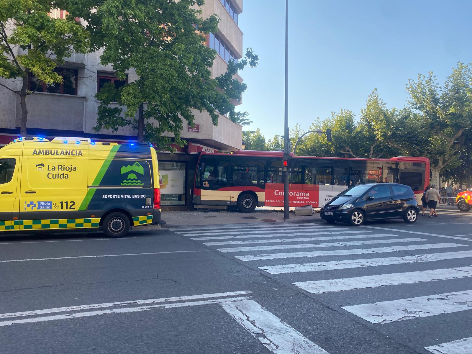 Un autobús se empotra en una sucursal bancaria en Logroño