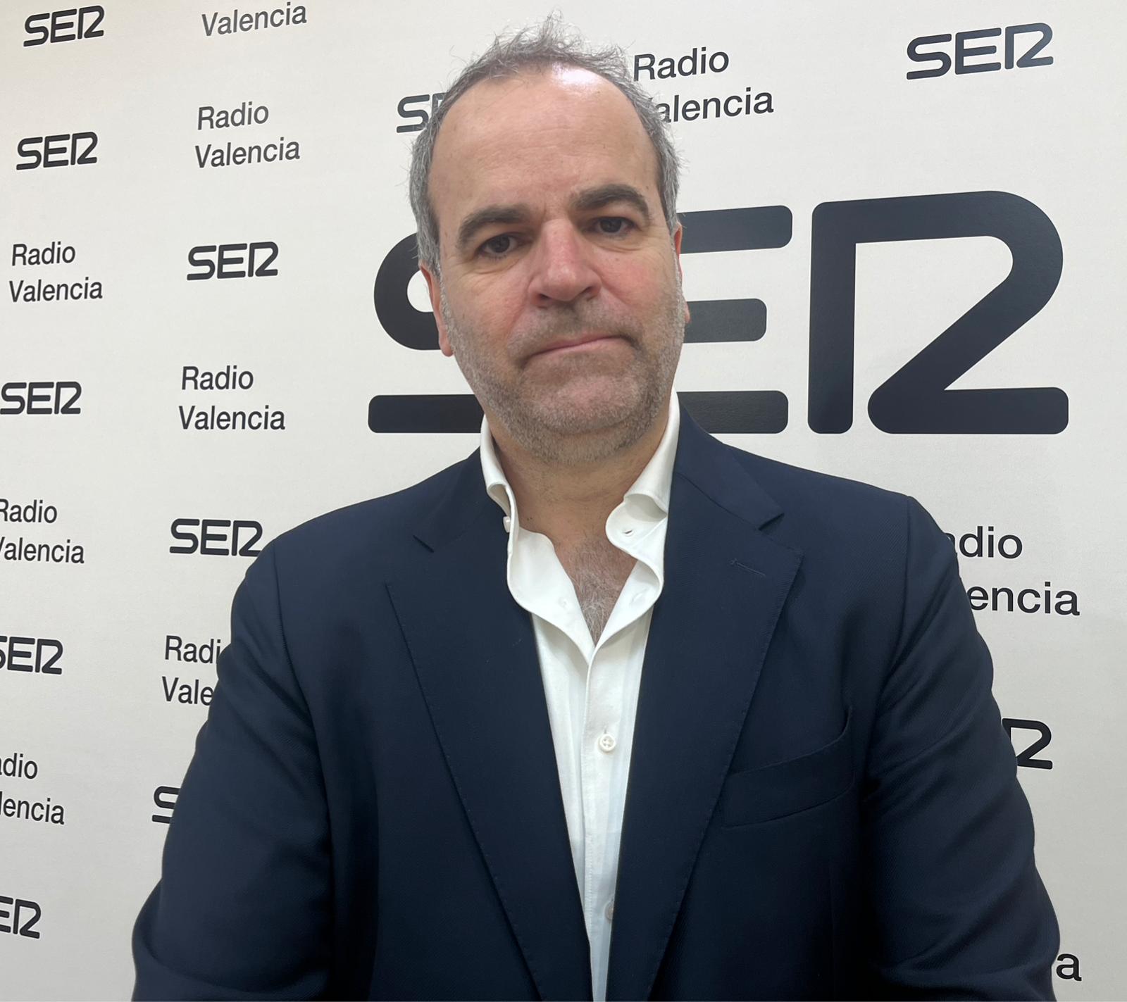 Javier Molins en los estudios de Radio Valencia Cadena SER.