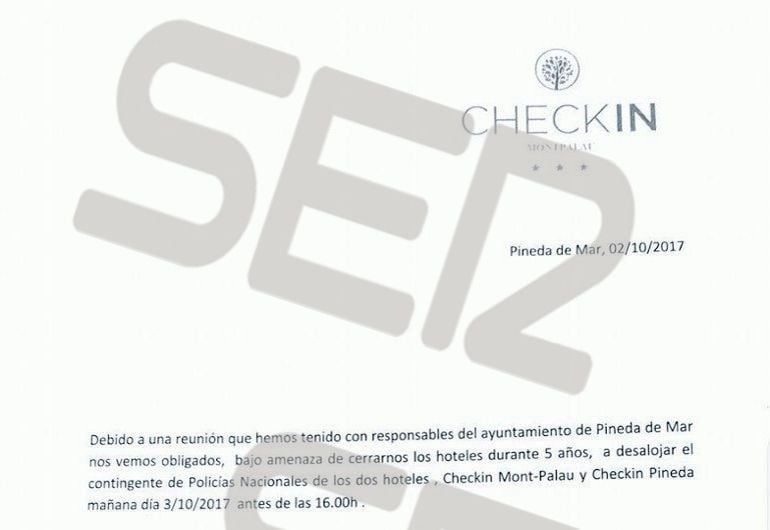 El documento en el que el hotel pide a policías que se marchen ante la amenaza del ayuntamiento de Pineda de Mar de cerrarles el establecimiento.