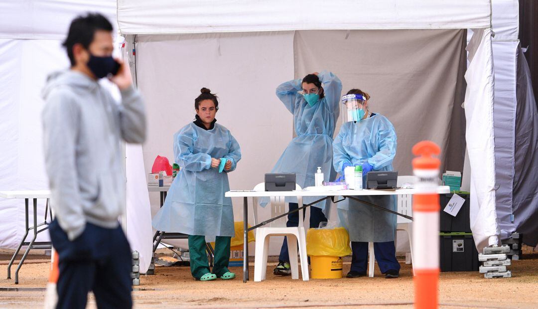 Una persona camina junto a un punto de vacunación.