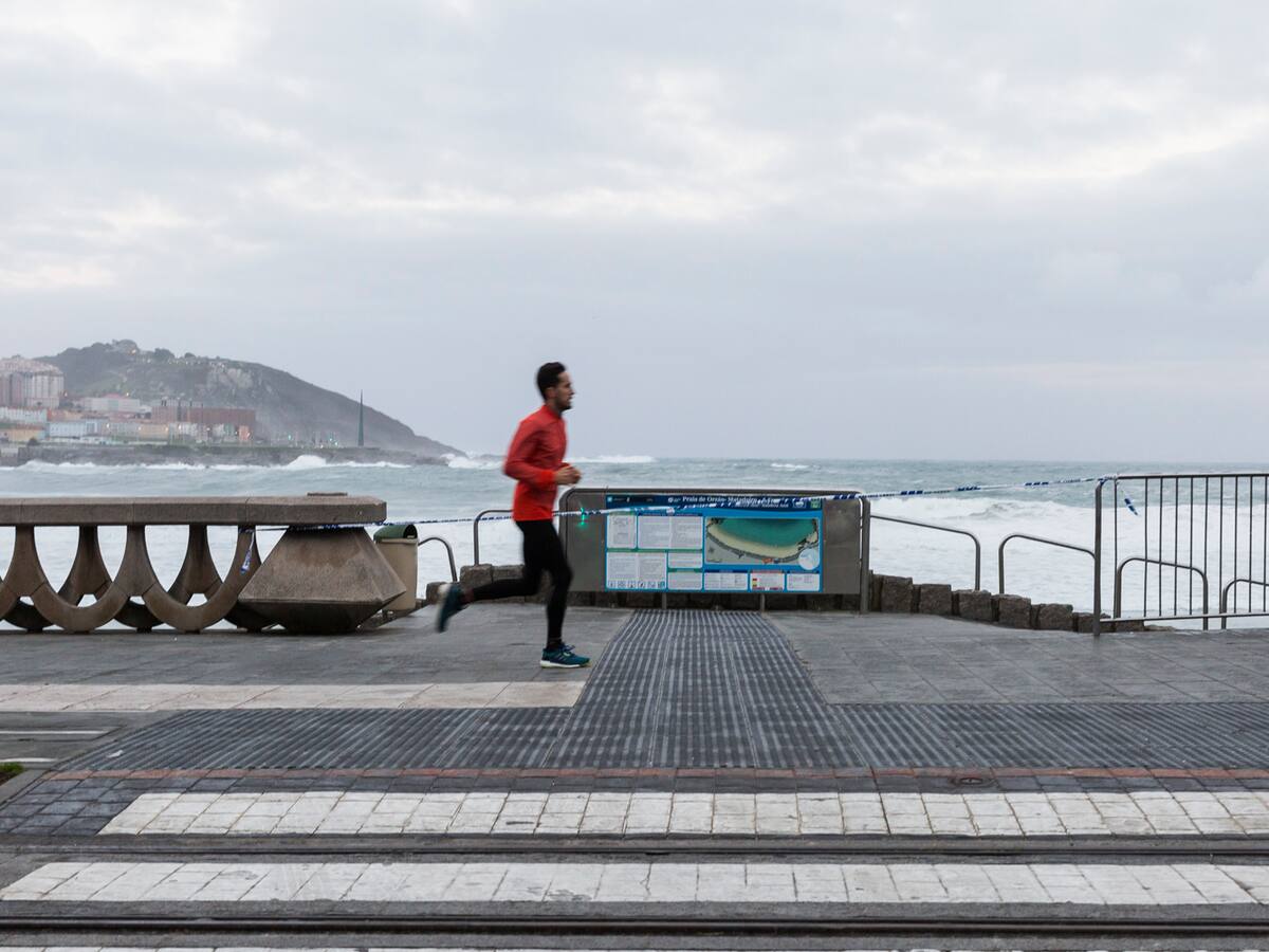 Las playas de A Coruña seguirán cerradas todo el día ante la alerta costera, que ha pasado a naranja