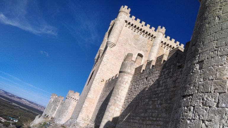 Exterior de la muralla del castillo de la villa