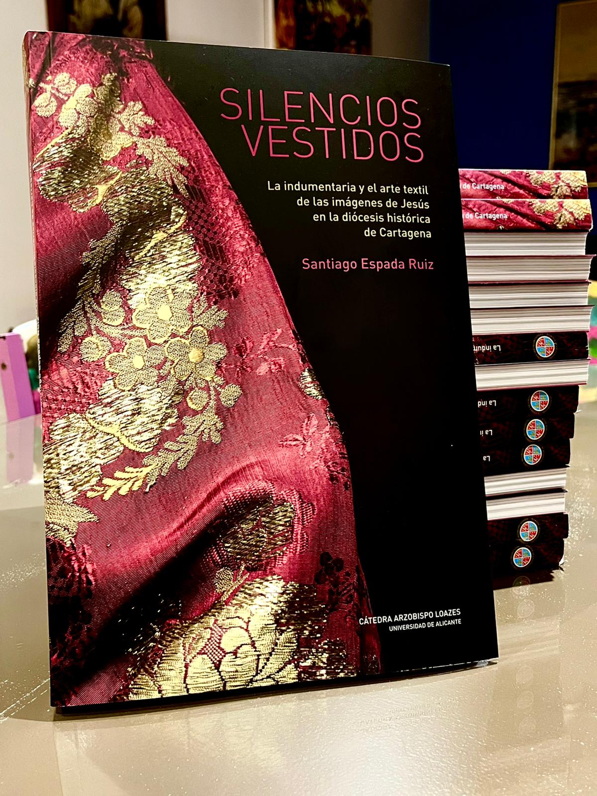 Imagen del libro &#039;Silencios Vestidos&#039;