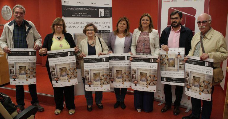 Representantes políticos y de la Universidad de Jaén durante la presentación del Congreso Internacional en torno a la Cámara de Toya.