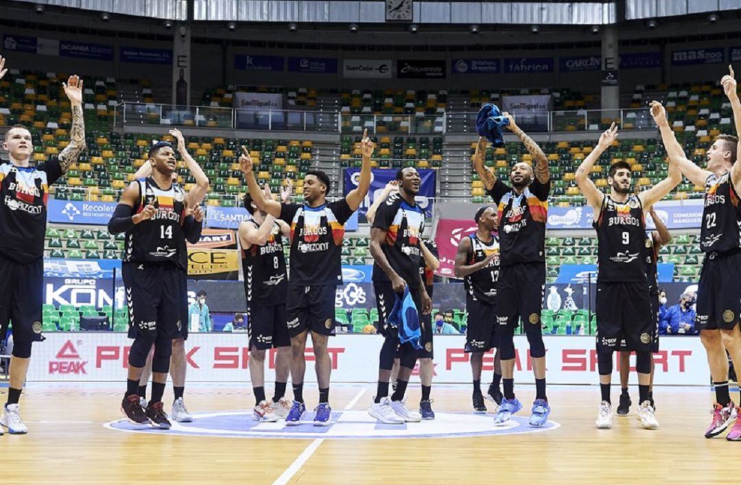 Los jugadores del Hereda San Pablo Burgos celebran la victoria que les da el pase a la F8