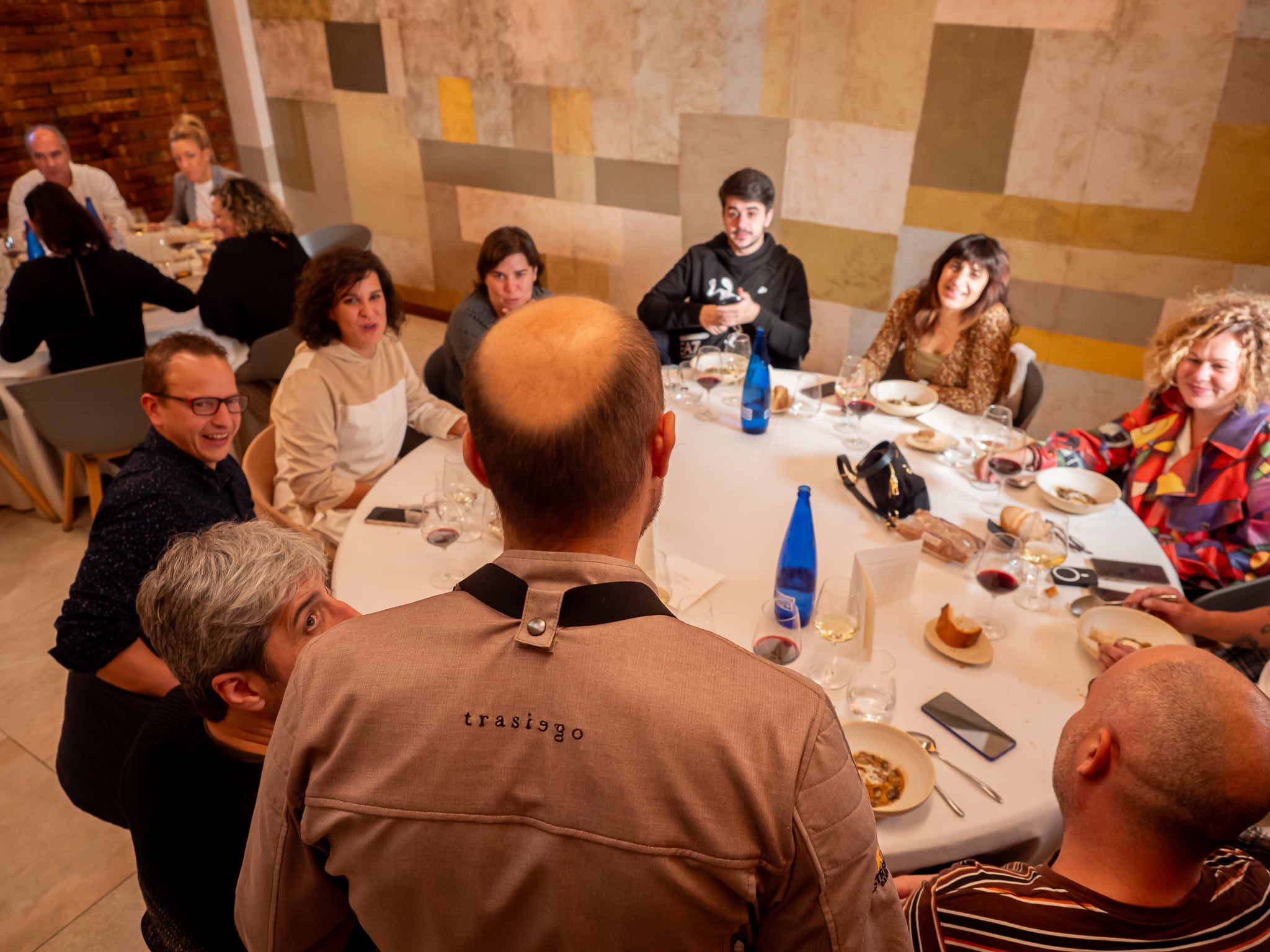 Javier Matinero, chef del restaurante Trasiego de Barbastro, explica uno de los platos que se sirvieron en la clausura de los talleres de Gastronomía