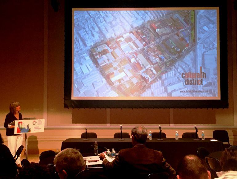 Núria Marín, alcaldessa de l'Hospitalet de Llobregat, presentant el projecte de districte cultural que vol fer a la ciutat