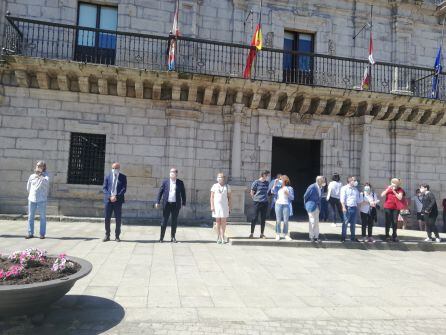 La corporación municipal de Ponferrada en la plaza del Ayuntamiento