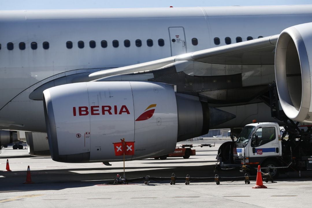 Avión de Iberia repostando en Madrid-Barajas 