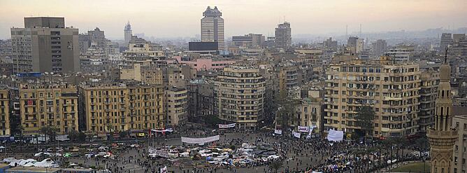 Manifestantes egipcios comienzan a ocupar la céntrica plaza Tahir para continuar por decimotercer día consecutivo con las protestas para pedir la renuncia del presidente Hosni Mubarak, en El Cairo