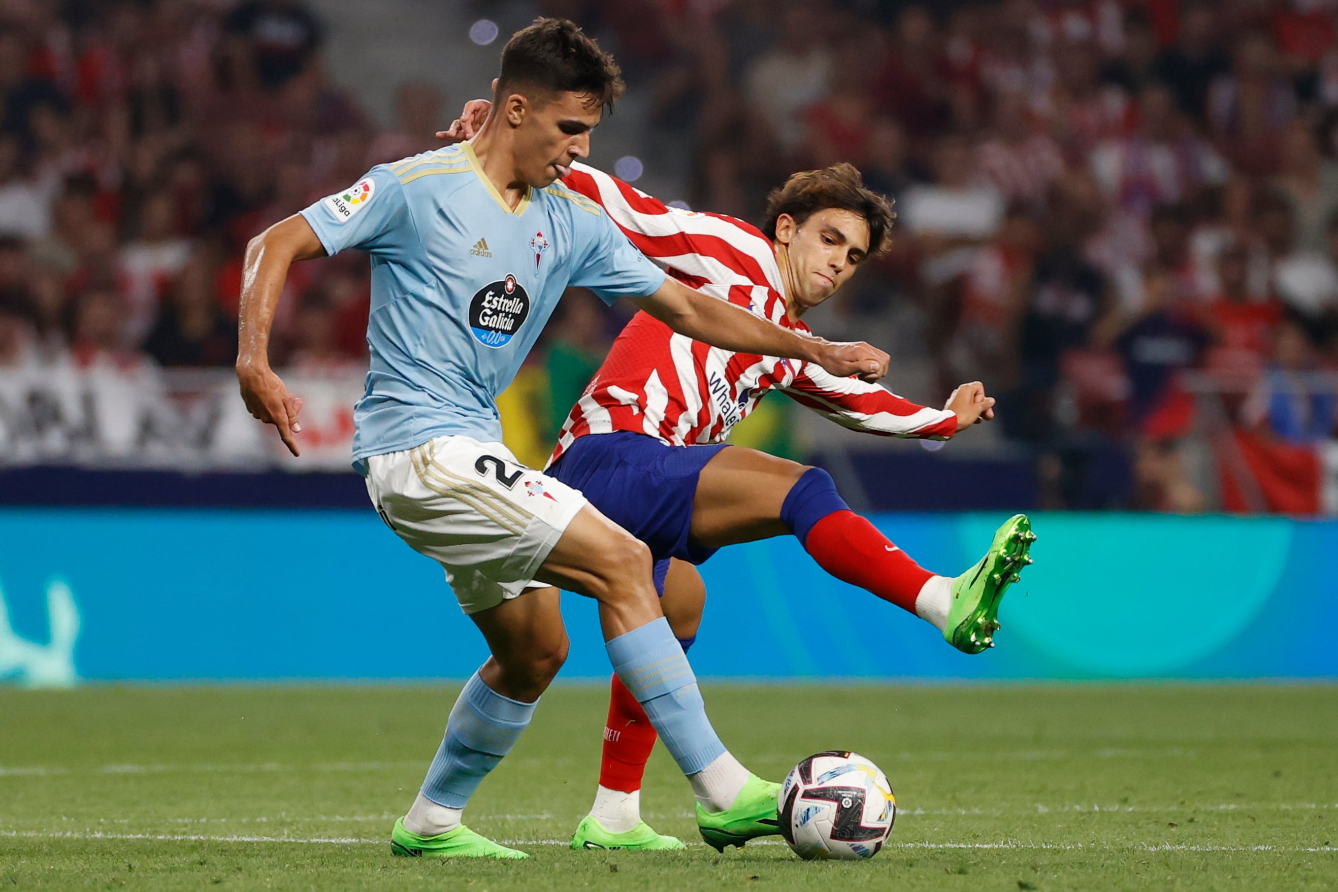 MADRID, 10/09/2022.- El delantero del Atlético de Madrid João Félix (d) lucha con Gabri Veiga (i), ccentrocampista del Celta, durante el partido de la quinta jornada de Liga en Primera División que Atlético de Madrid y Celta de Vigo juegan hoy sábado en el Civitas Metropolitano. EFE/Juanjo Martín
