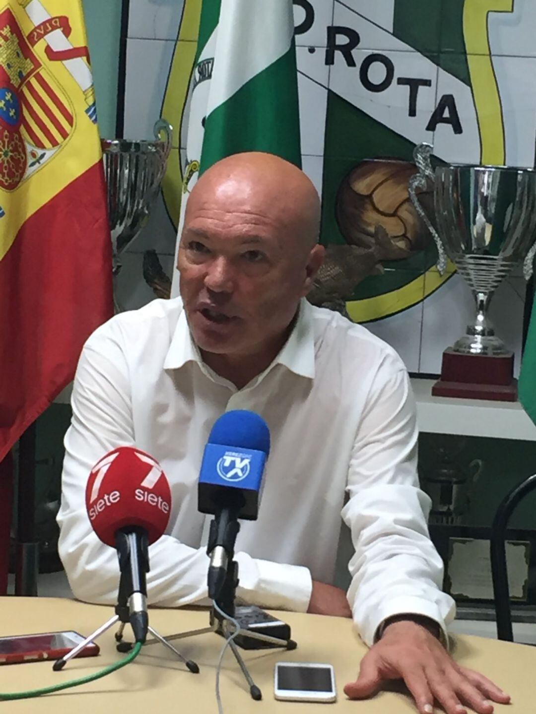 Andrés García Tébar durante la rueda de prensa en Rota
