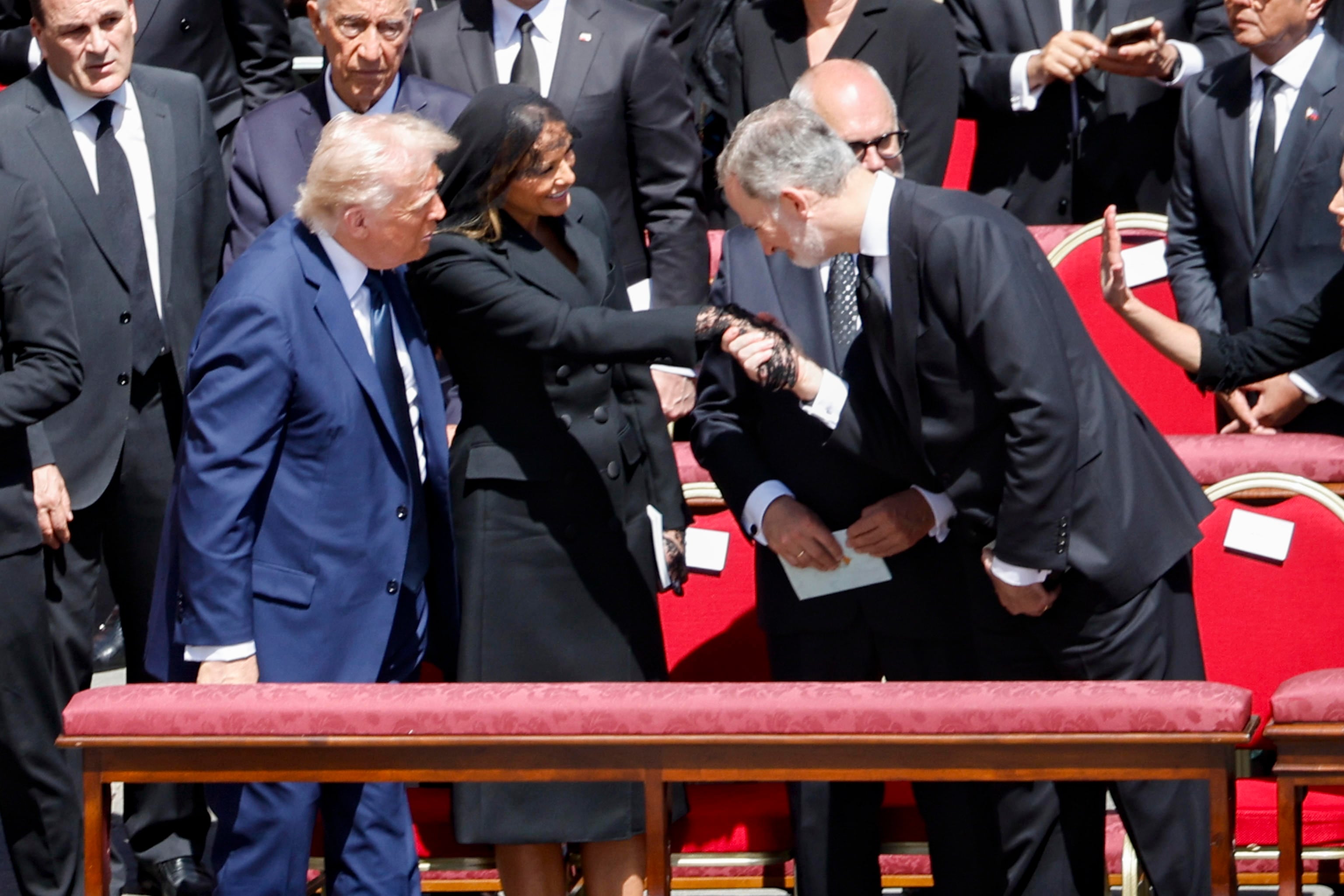 El rey Felipe VI saluda a la primera dama estadounidense, Melania Trump, que ha asistido al funeral del papa Francisco con el presidente norteamericano. EFE/EPA/FABIO FRUSTACI