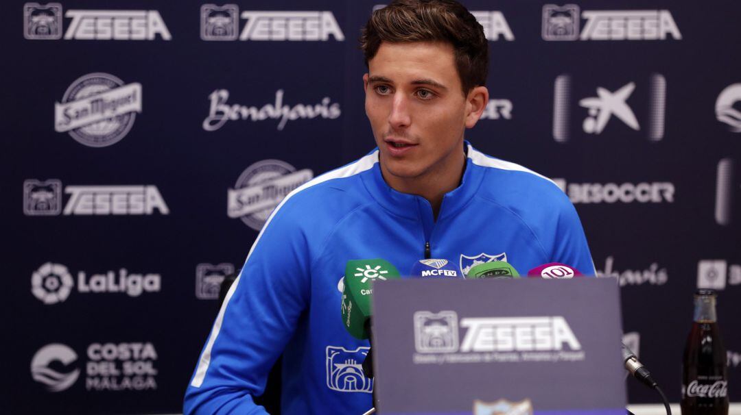 Pau Torres, contestando una pregunta en el estadio de atletismo